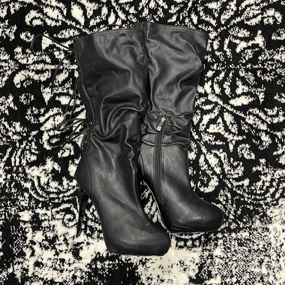 Knee high black heels with a corset back, in good shape. Size 8